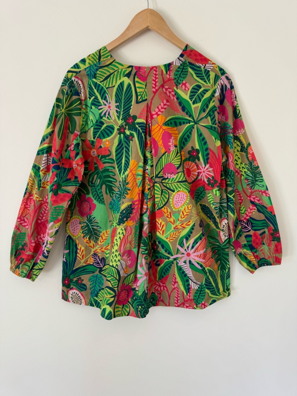 Vilagallo Tropical Floral Popover Blouse in Greens and Pinks, Size 10 - Picture 7 of 13